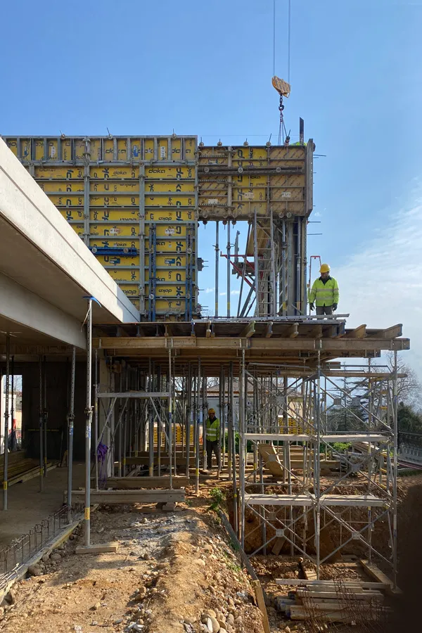 Coulisses de la réalisation du porte-à-faux en béton d'une maison contemporaine