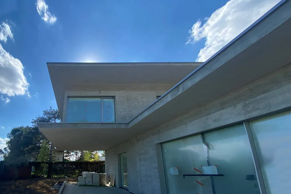 Porte-à-faux géant d'une maison en béton