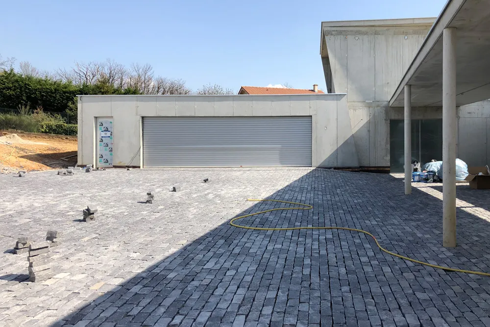 Réalisation d'une cour à voitures pavée à Vienne