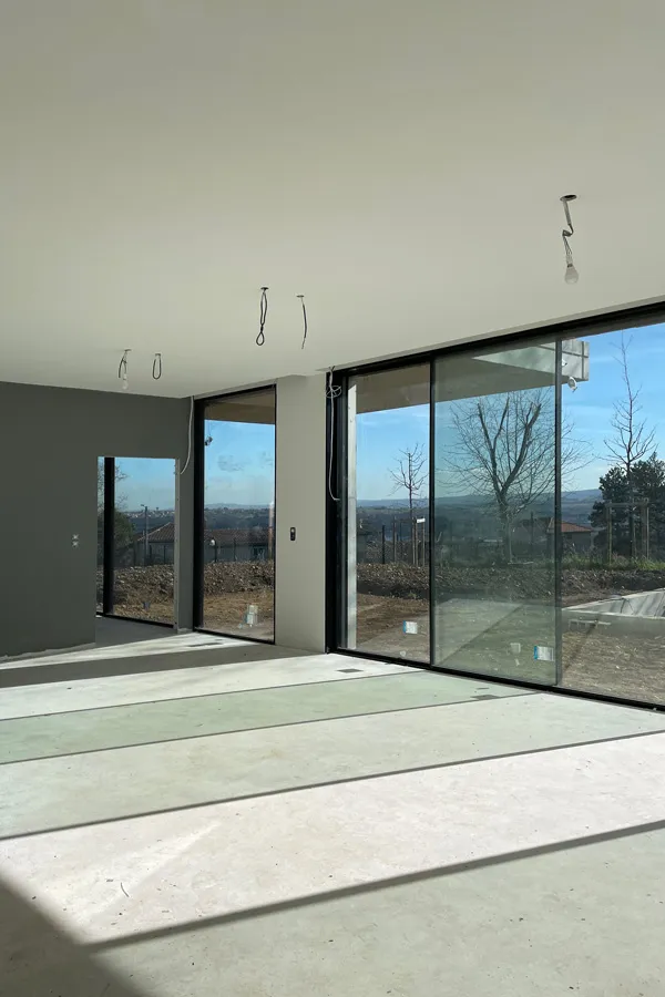 Baies vitrées toute hauteur d'une maison en béton à Lyon