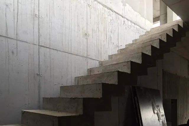 Escalier suspendu entièrement en béton