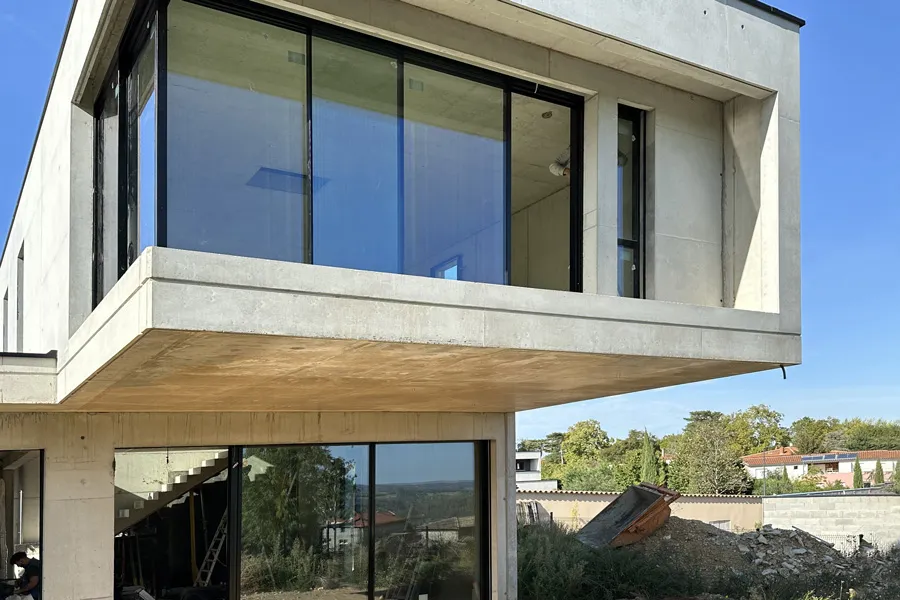 Détail du porte-à-faux d'une maison en béton apparent