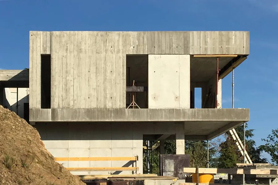 Maison en béton brut matricé sur terrain en pente