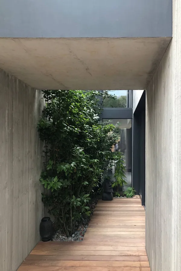 Passage couvert en béton brut