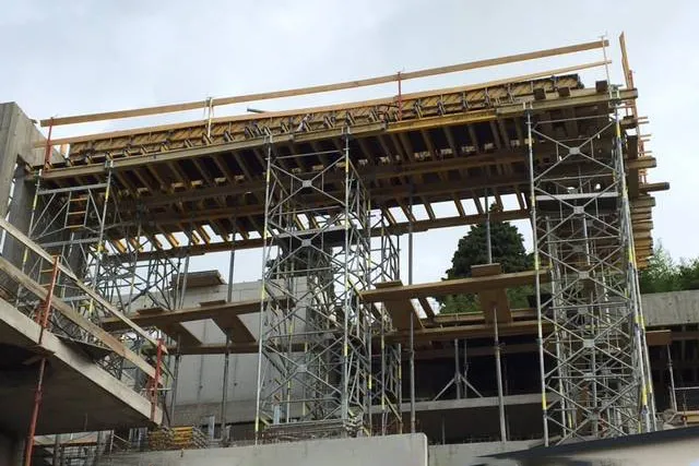 Construction d'une maison en béton sur un terrain en pente, près de Lyon