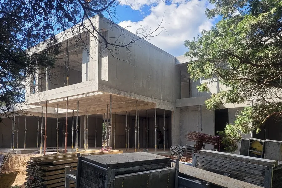 Maison avec porte-à-faux monumental en béton à Lyon