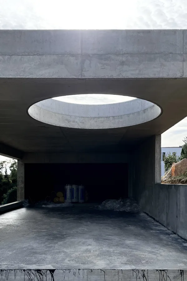 Puits de lumière intégré dans le plafond en béton d'une maison contemporaine - constructeur à lyon