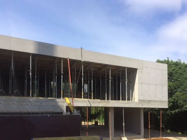 Construction d'une structure en porte-à-faux géant, en béton