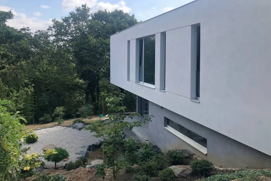 Maison contemporaine dans la pente, enduit bi-ton