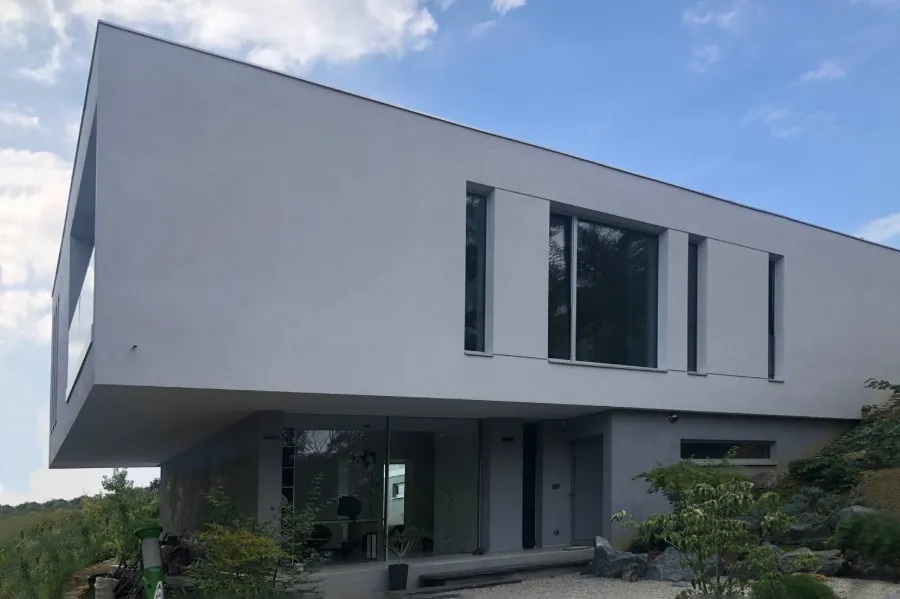 Maison contemporaine en béton avec un porte-à-faux