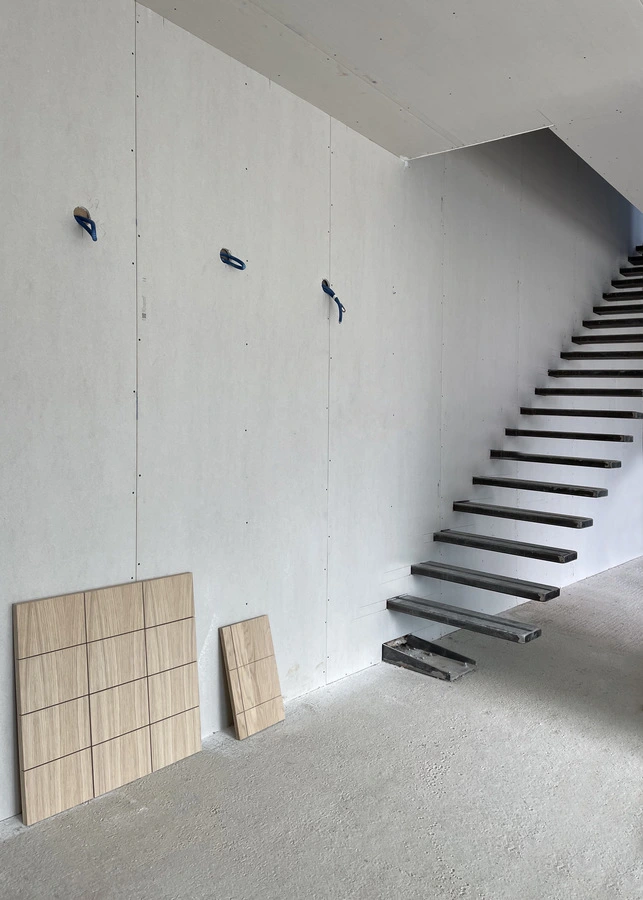 Agencement en cours et escalier suspendu dans une maison contemporaine à Lyon