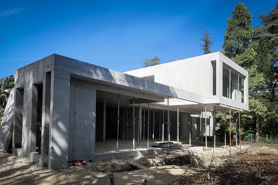 Villa béton avec suite parentale en porte-à-faux, en construction