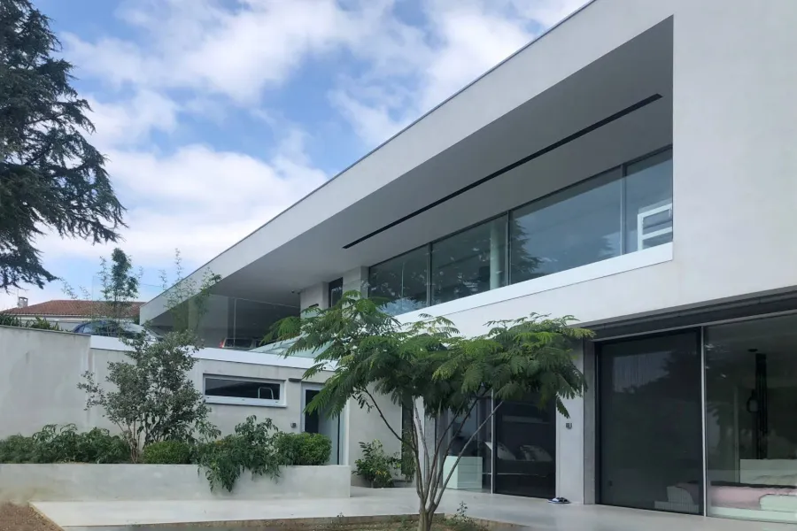 Maison moderne minimaliste, enduit blanc, par Maltez Construction