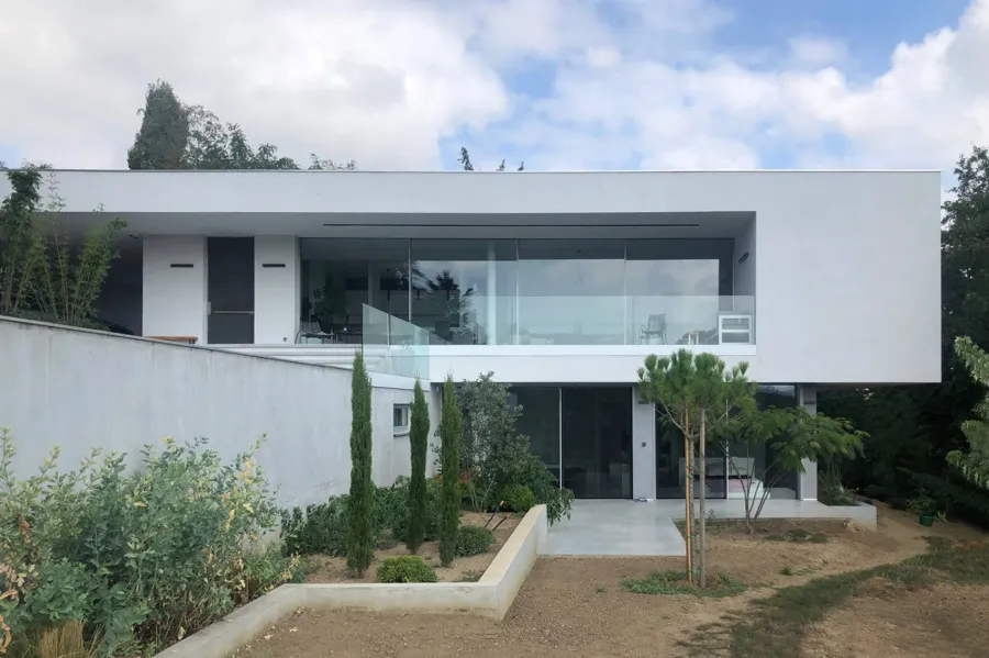 Maison moderne minimaliste, enduit blanc, près de Vienne