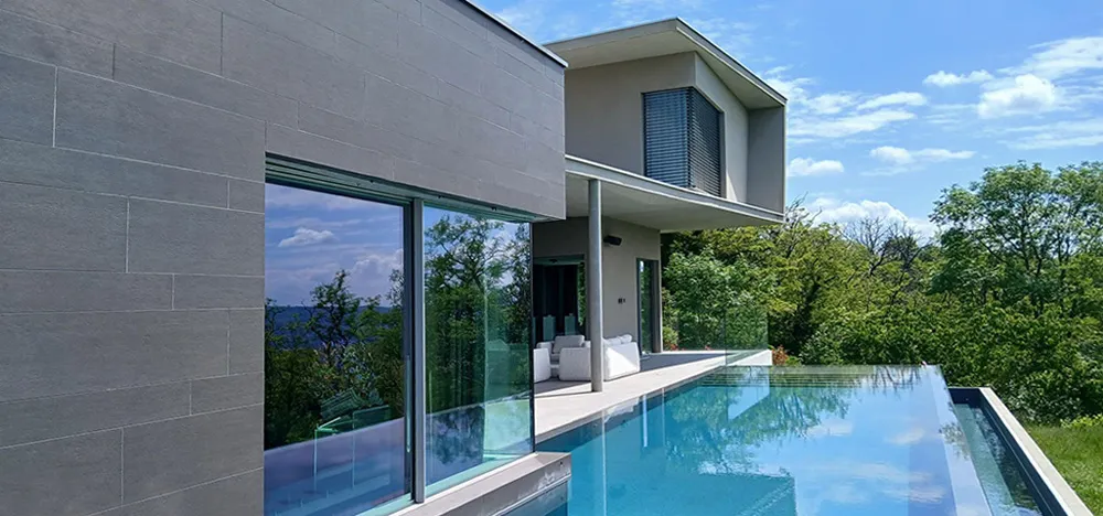 Maison de luxe en béton avec parement