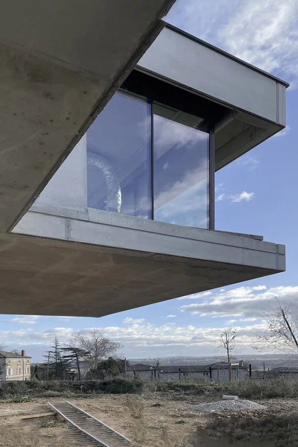 Grand porte-à-faux en béton, qui fait croire à une maison en lévitation