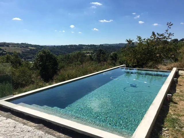 Piscine en béton avec vue exceptionnelle