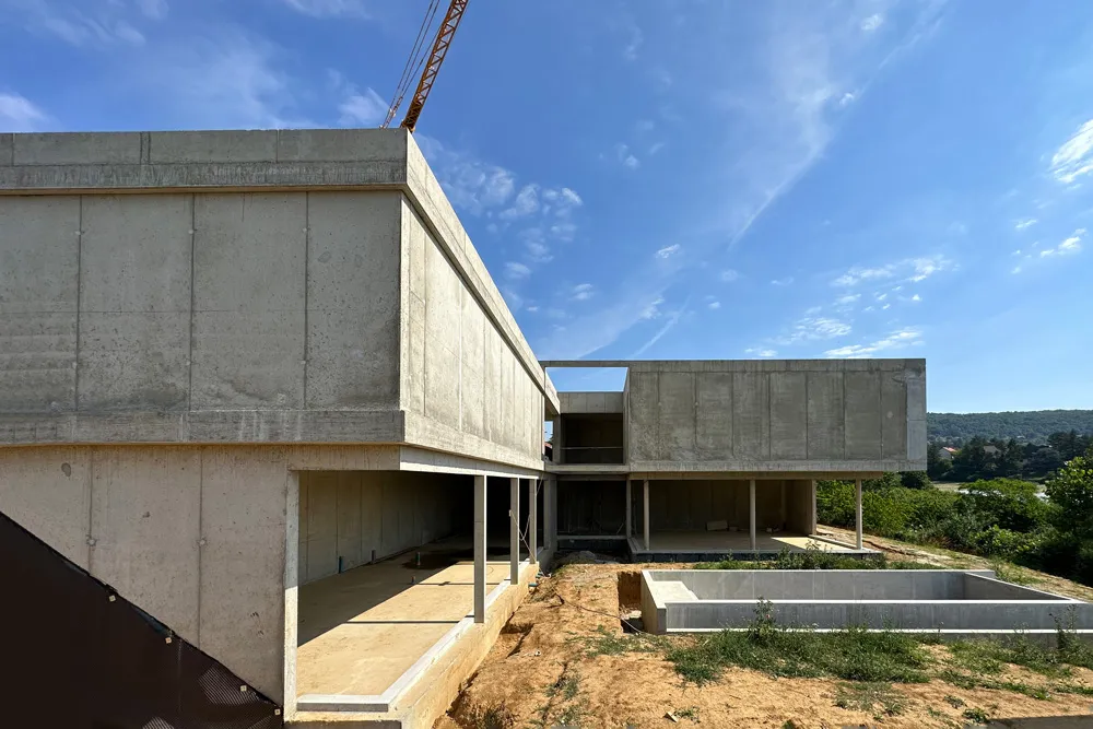 Construction d'une maison en béton dans la pente naturelle, par Maltez Construction