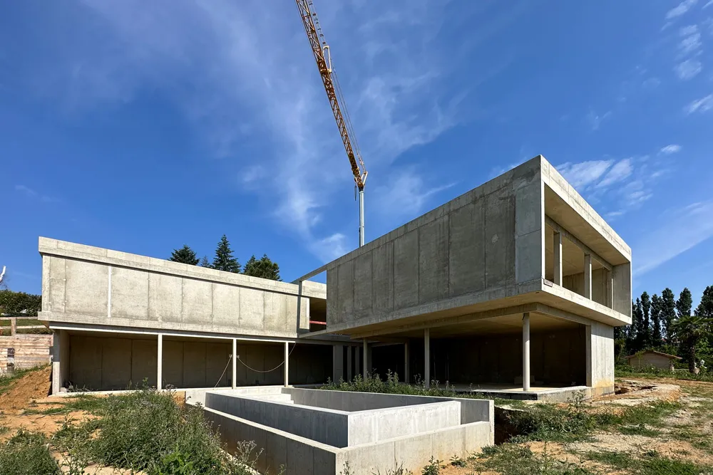 Vue grand angle d'une maison en béton sur deux niveaux