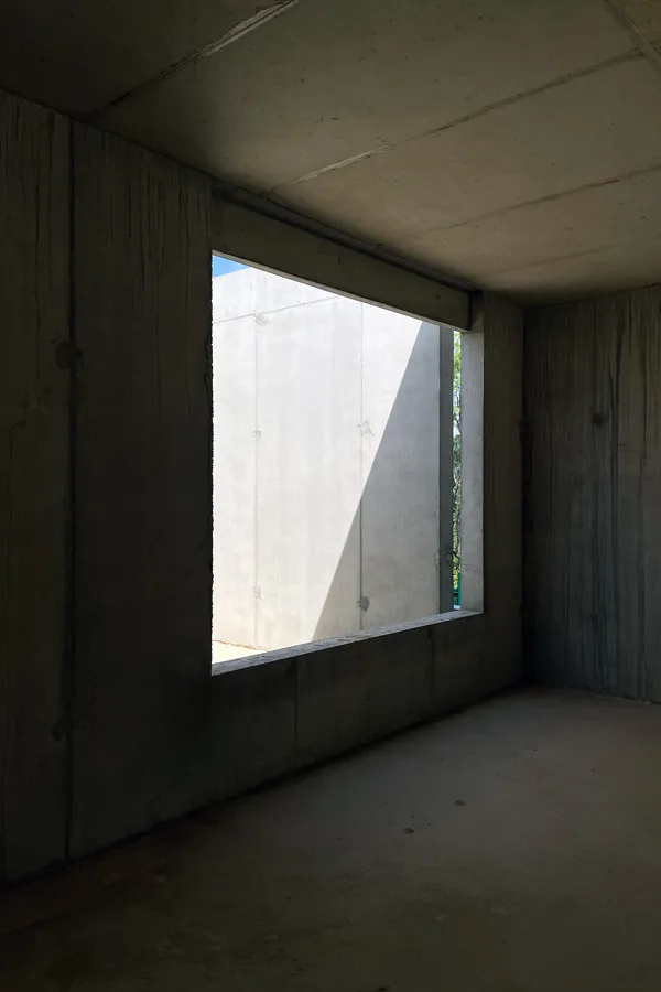 Lumière franche sur banche de béton près de Lyon