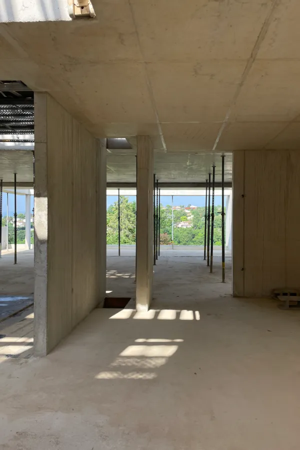 Construction en cours d'une maison de luxe en béton à Saint-Cyr au Mont d'Or