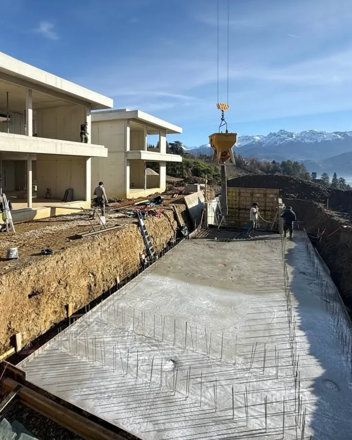 Construction d'une maison de luxe avec vue sur les Alpes