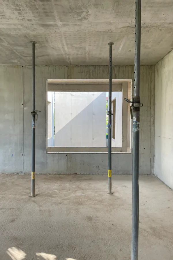 Construction en cours d'une maison de luxe en béton à Saint-Cyr au Mont d'Or