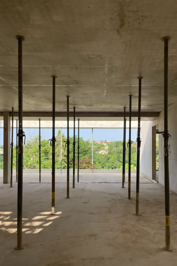 Construction en cours d'une villa de luxe en béton à Saint-Cyr au Mont d'Or