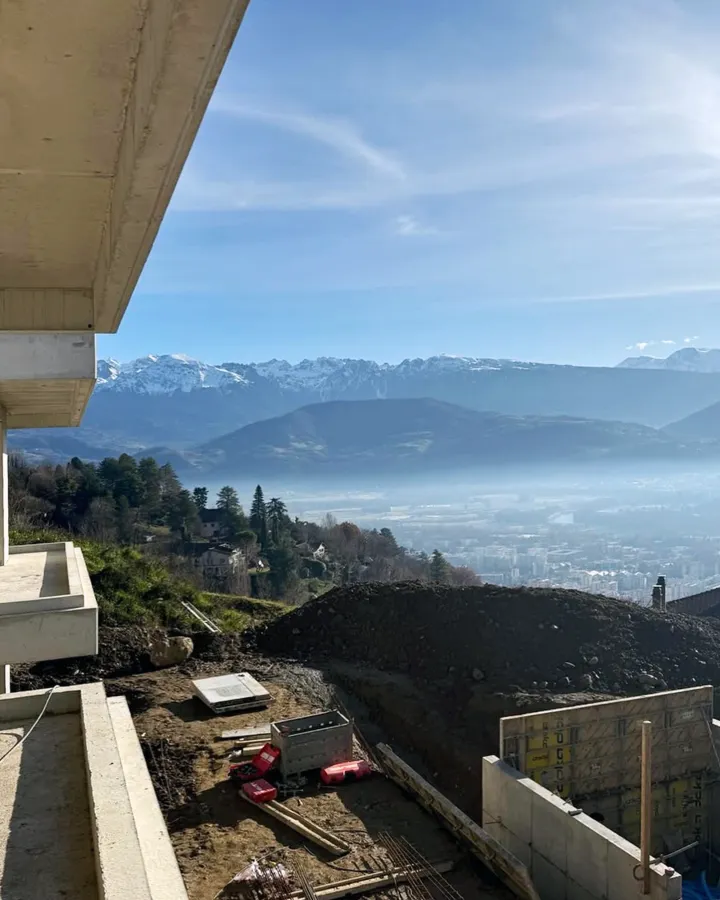 Construction d'une maison en béton avec vue sur les Alpes