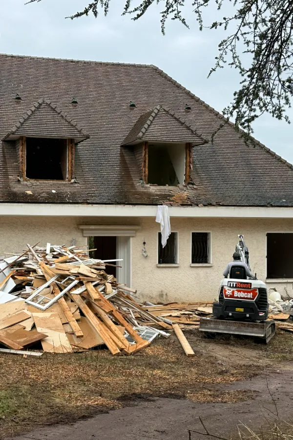 Démolition d'une maison ancienne à Saint-Cyr au Mont d'Or
