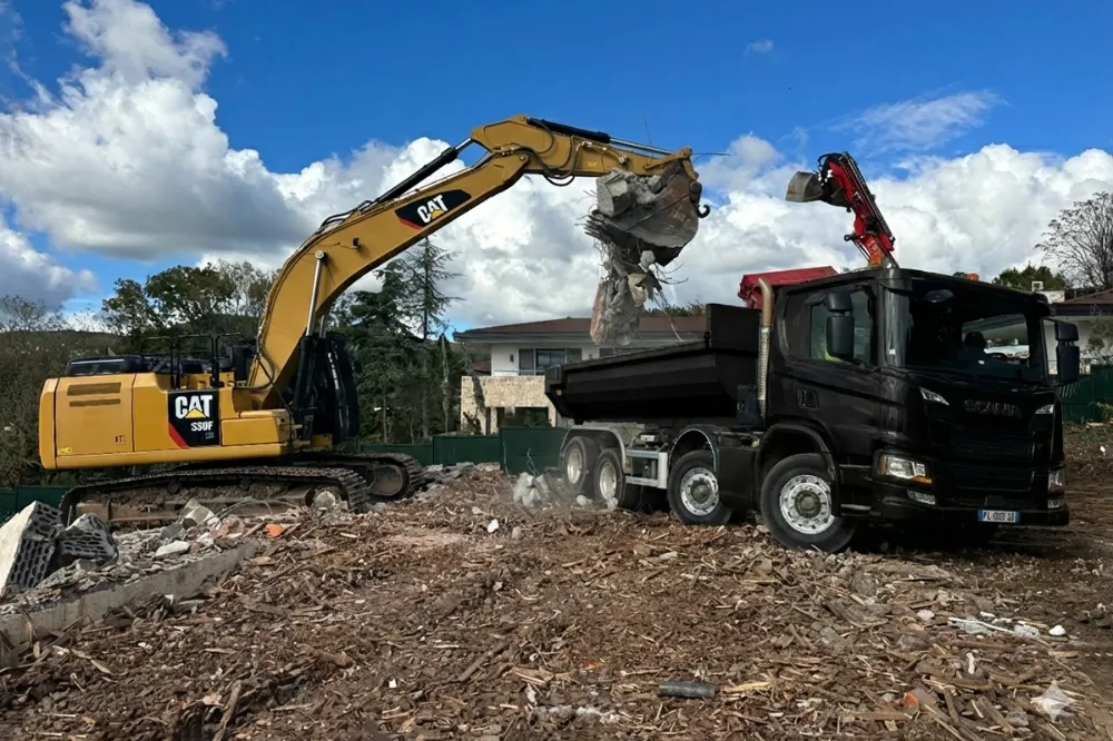 Grosse démolition près de Lyon avec des engins de chantier spécialisés