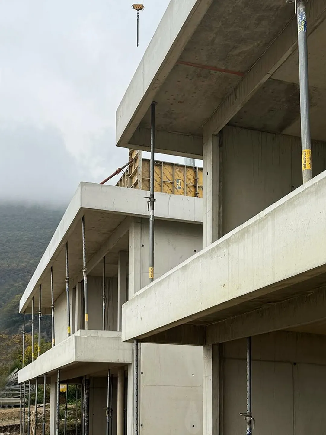 Maison en béton en construction avec avancées de toit spectaculaires