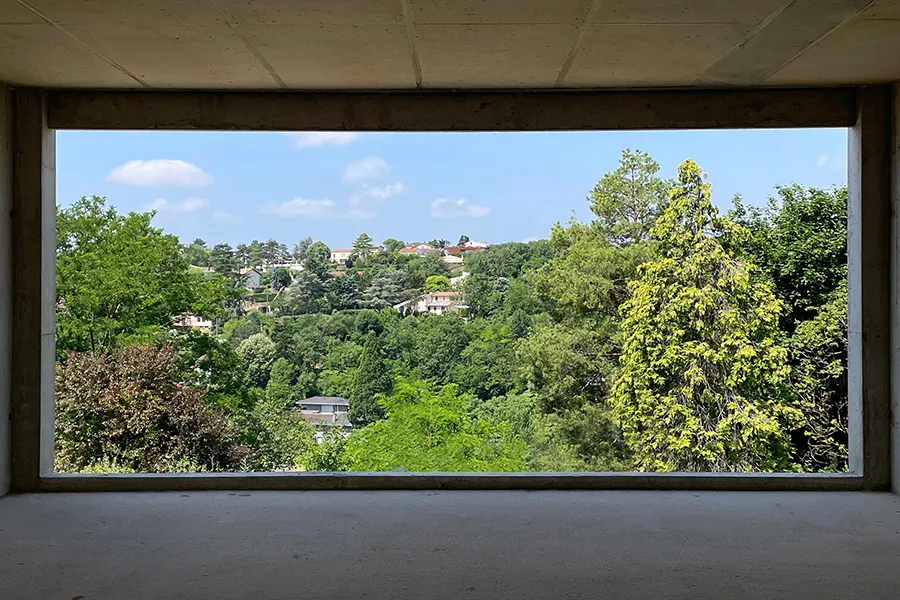Villa contemporaine en béton avec piscine à débordement et baies vitrées - Construction haut de gamme à Lyon