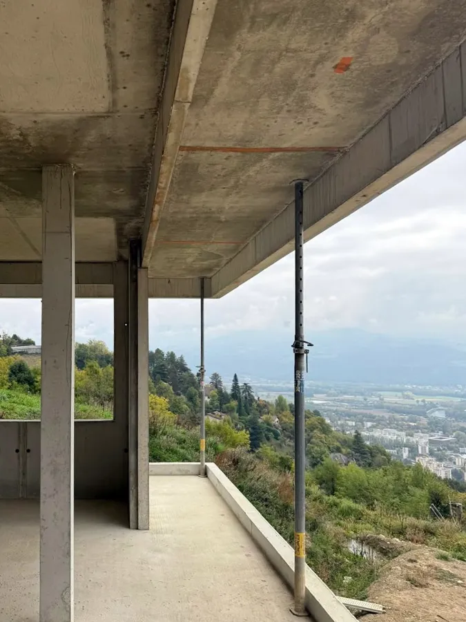Maçonnerie d'une maison en béton en pleine construction