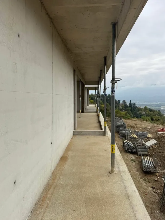 Coursive d'une maison en béton qui restera visible