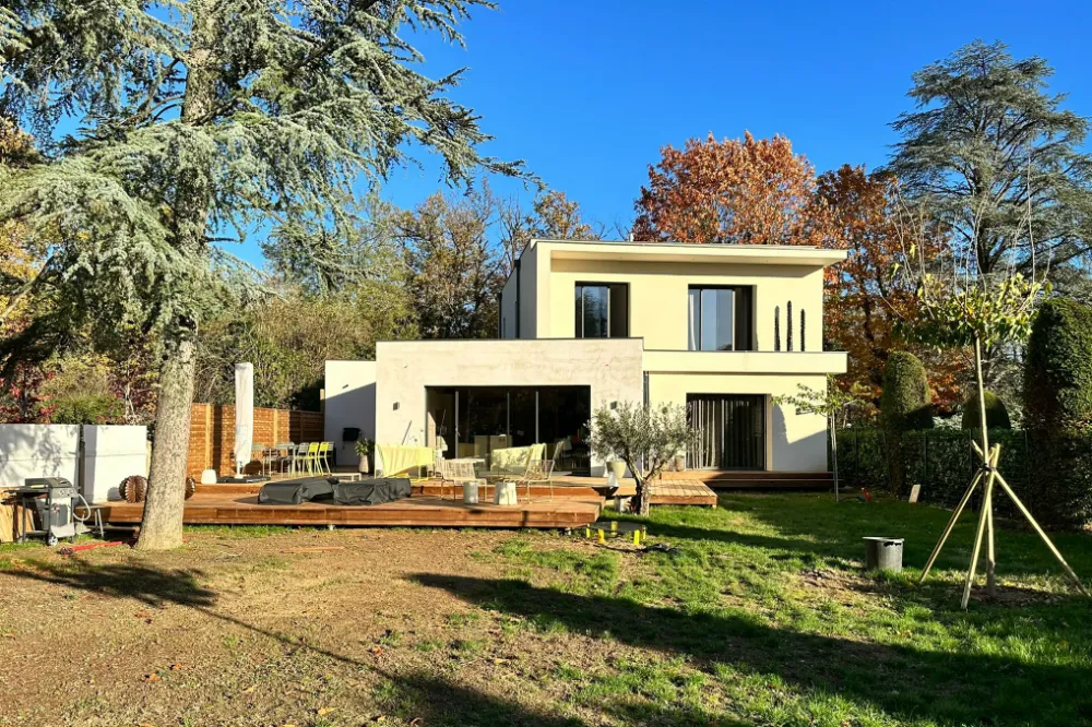 Réhabilitation en maison contemporaine à partir d'une maison ancienne