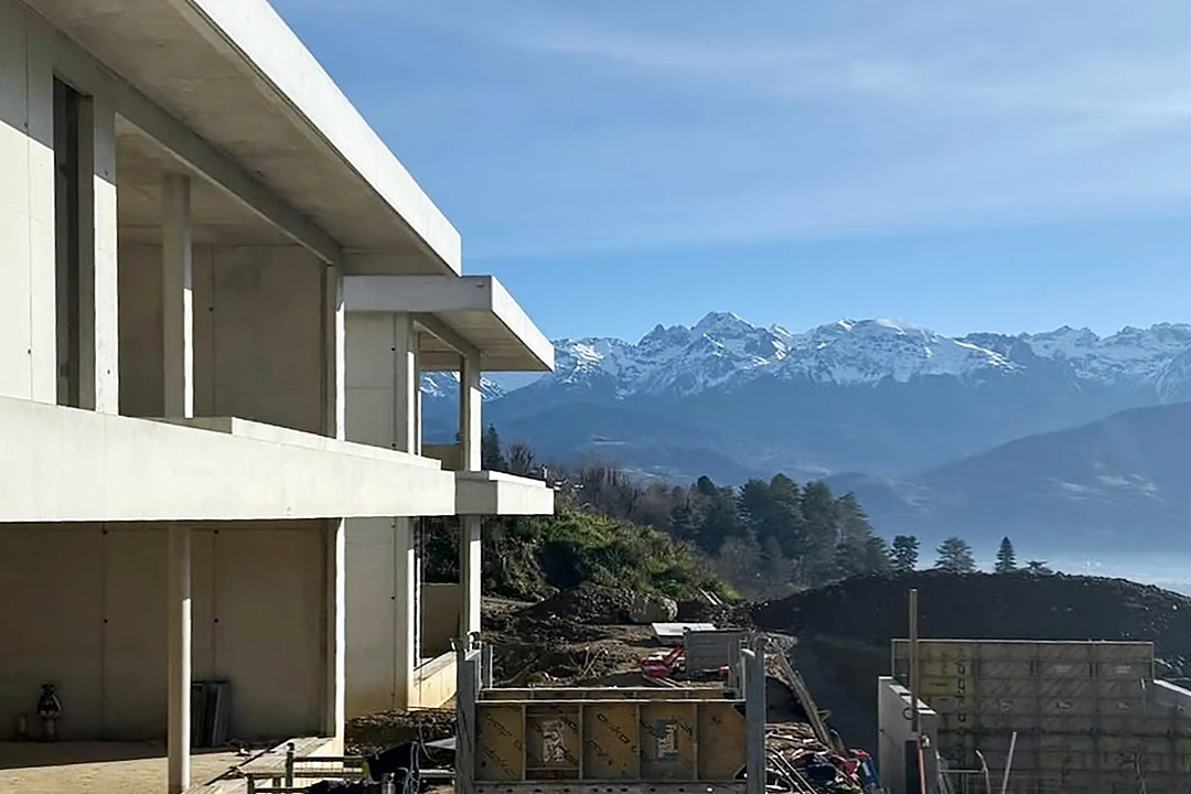 Maison contemporaine en béton avec vue sur les alpes