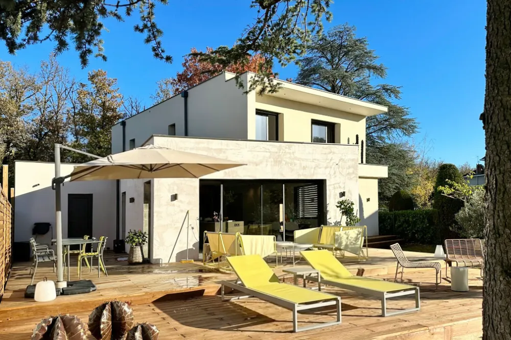 Réhabilitation en maison moderne à Charbonnière-les-bains sur base de l'existant