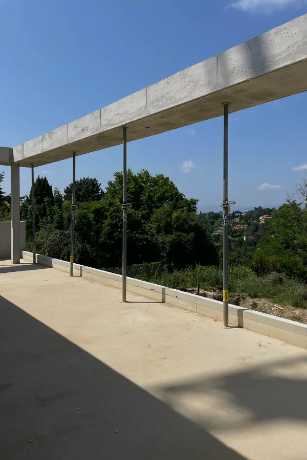 Poutre d'une maison en béton à Saint-Cyr-au-Mont-d-Or près de Lyon, en construction