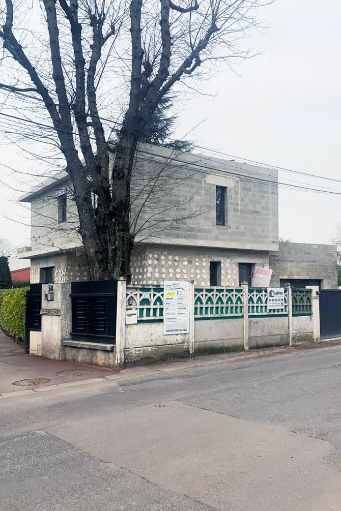 Réhabilitation d'une maison ancienne à Charbonnière-les-bains et ajout d'un étage
